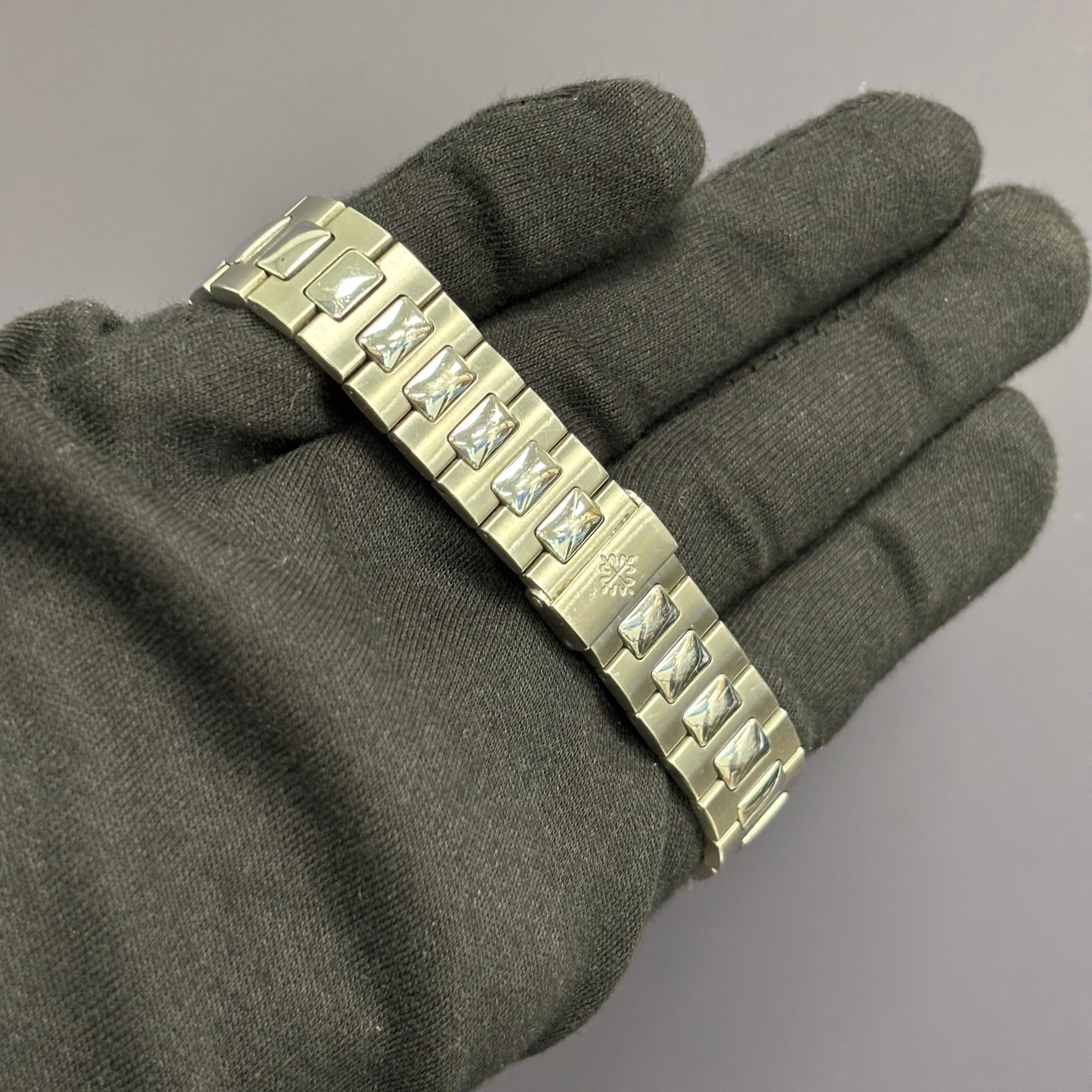 Patek Philippe Nautilus 40mm Black Dial Watch Ref# 3800/1A-001 - Happy Jewelers Fine Jewelry Lifetime Warranty