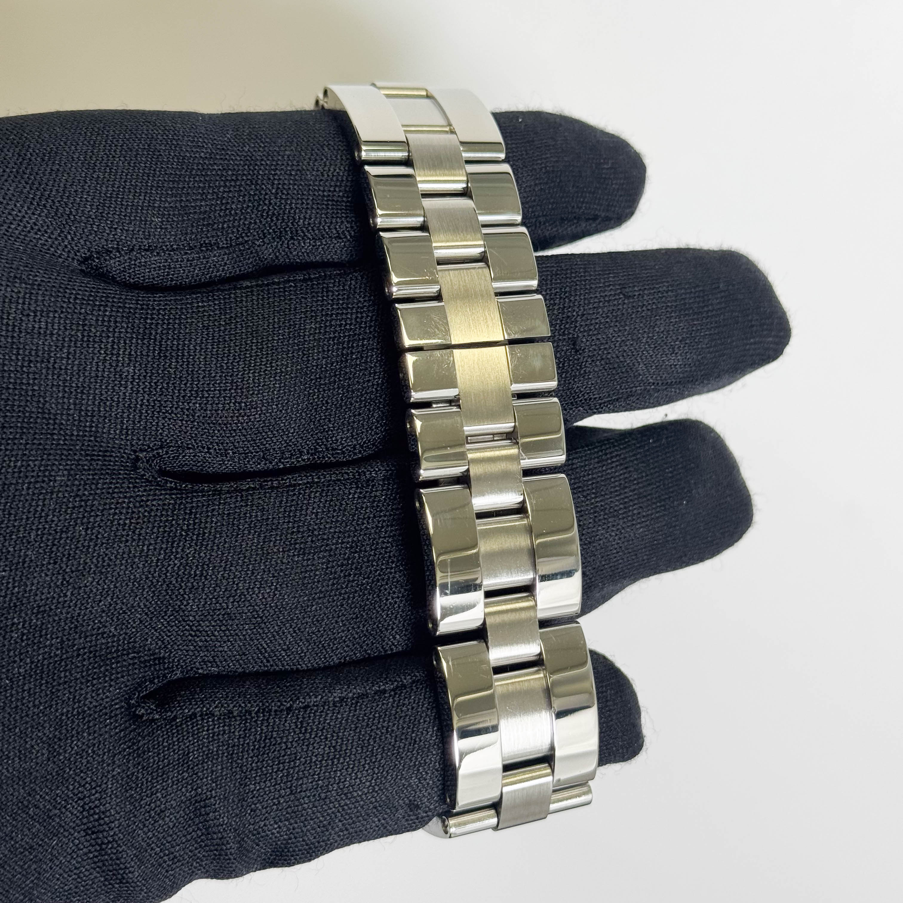 Cartier Roadster 35mm Silver Dial Watch Ref# W62025V3 - Happy Jewelers Fine Jewelry Lifetime Warranty