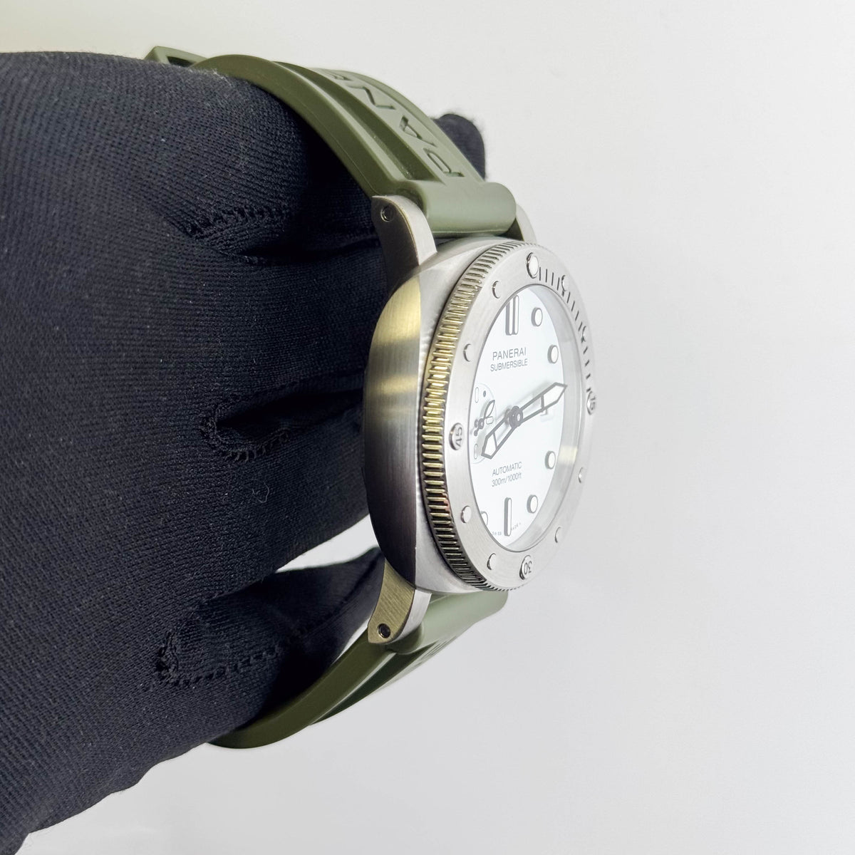 Panerai Submersible 44mm White Dial Watch Ref# PAM01595