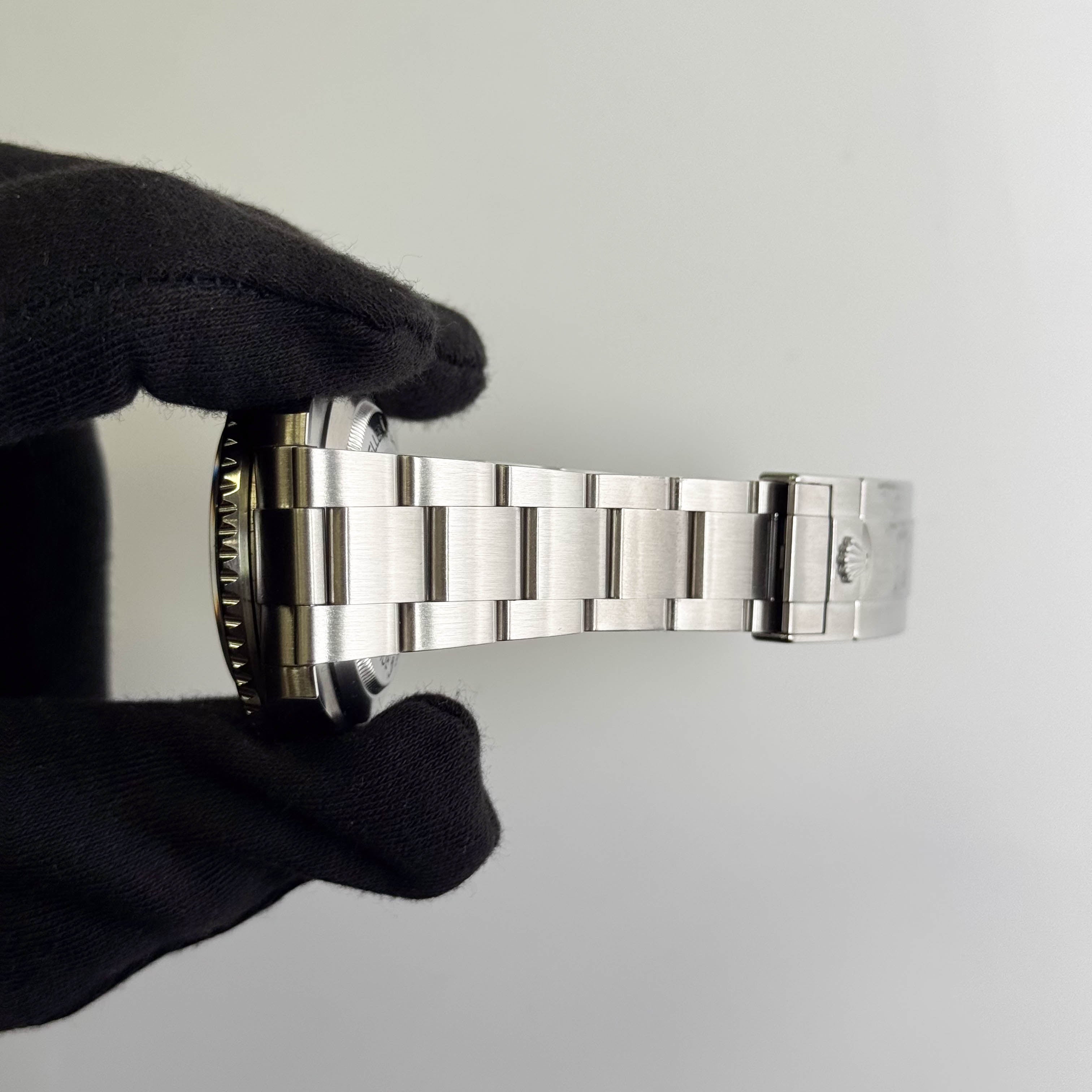 Rolex Sea Dweller 4000 Black Dial Watch Ref# 116600