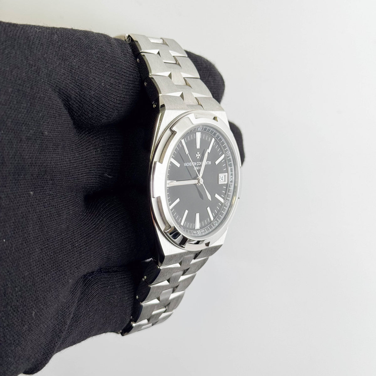 Vacheron Consantin Overseas 41mm Black Dial Watch Ref# 4520V/210A-B483