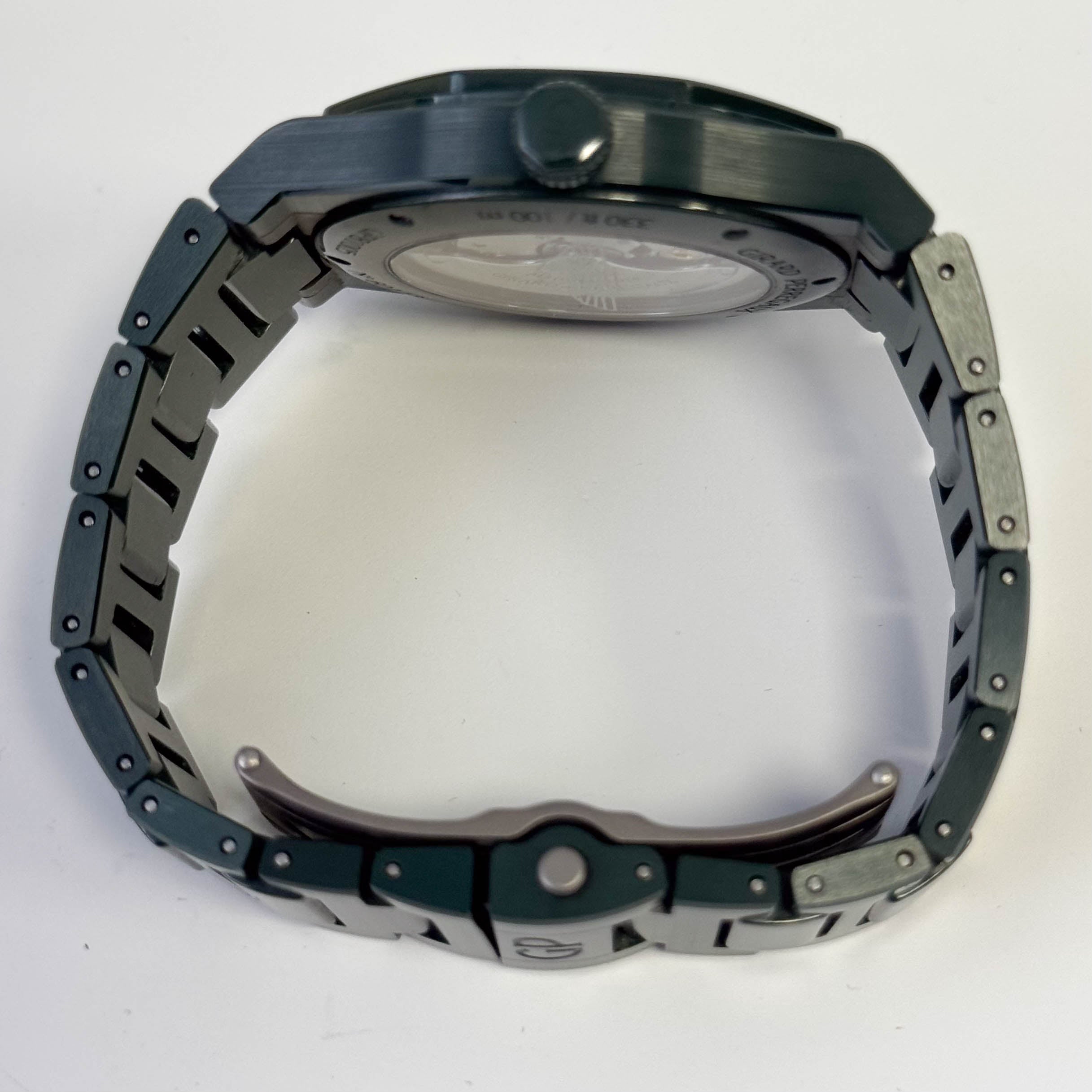 Girard Perregaux Laureato 38mm Green Dial Watch Ref# 81005-32-3080-1CX