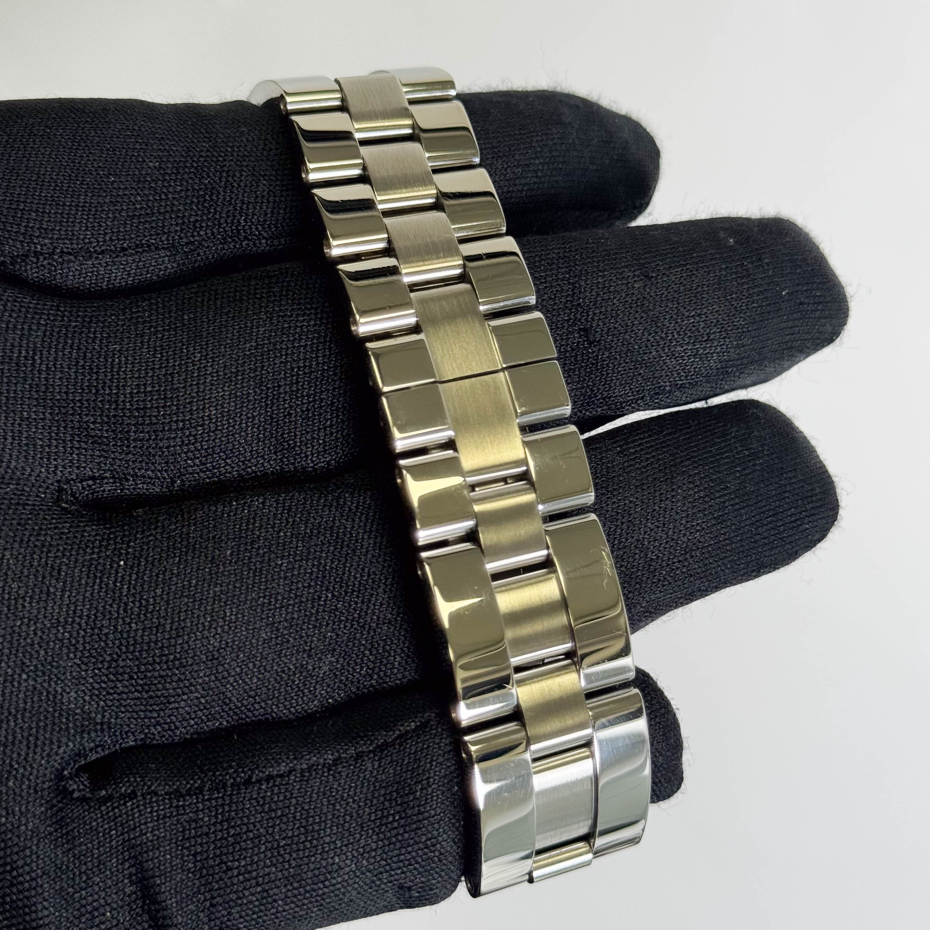 Cartier Roadster 37mm Black Dial Watch Ref# W62041V3 - Happy Jewelers Fine Jewelry Lifetime Warranty
