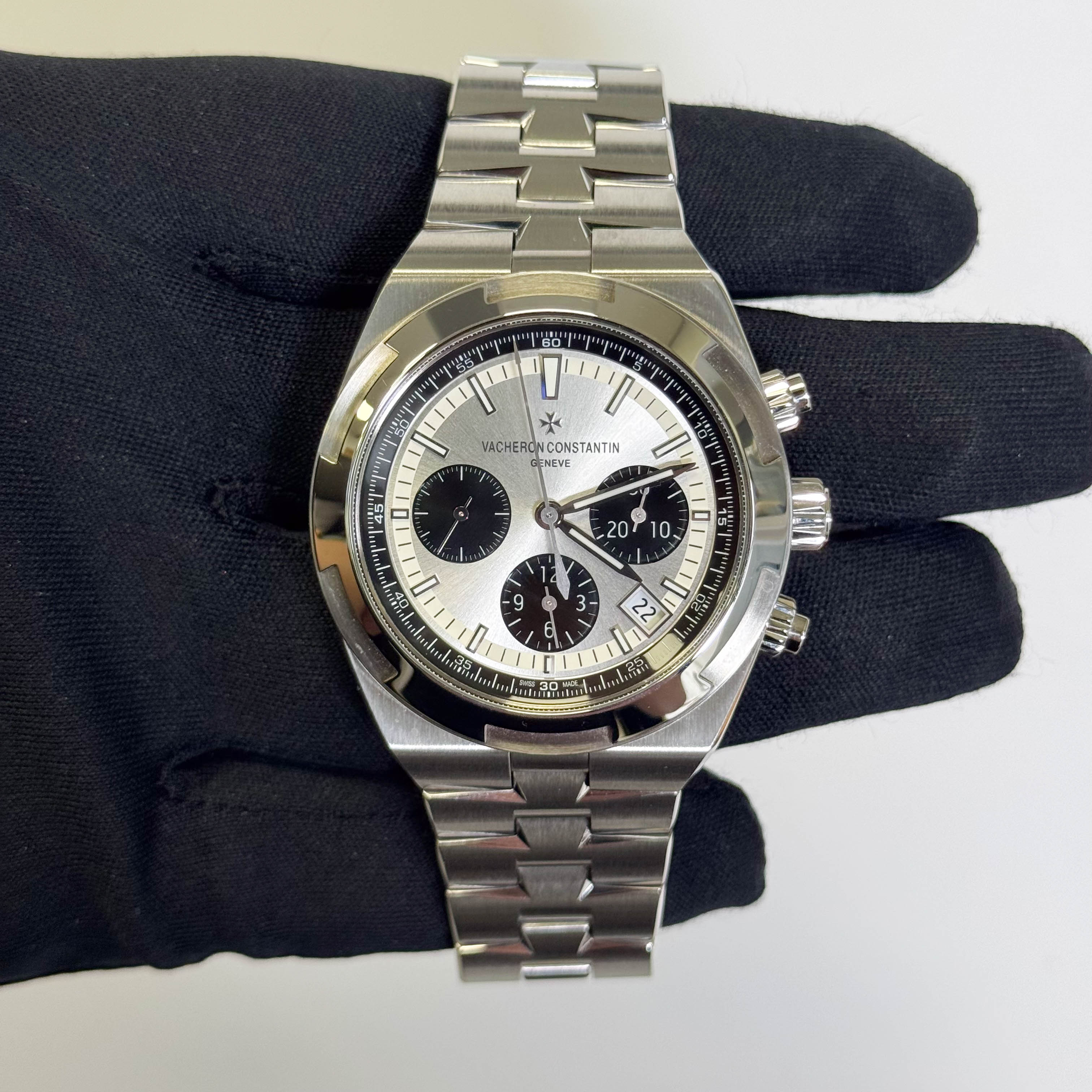 Vacheron Constantin Overseas 42.5mm White Dial Watch Ref# 5500V/110A-B686 - Happy Jewelers Fine Jewelry Lifetime Warranty