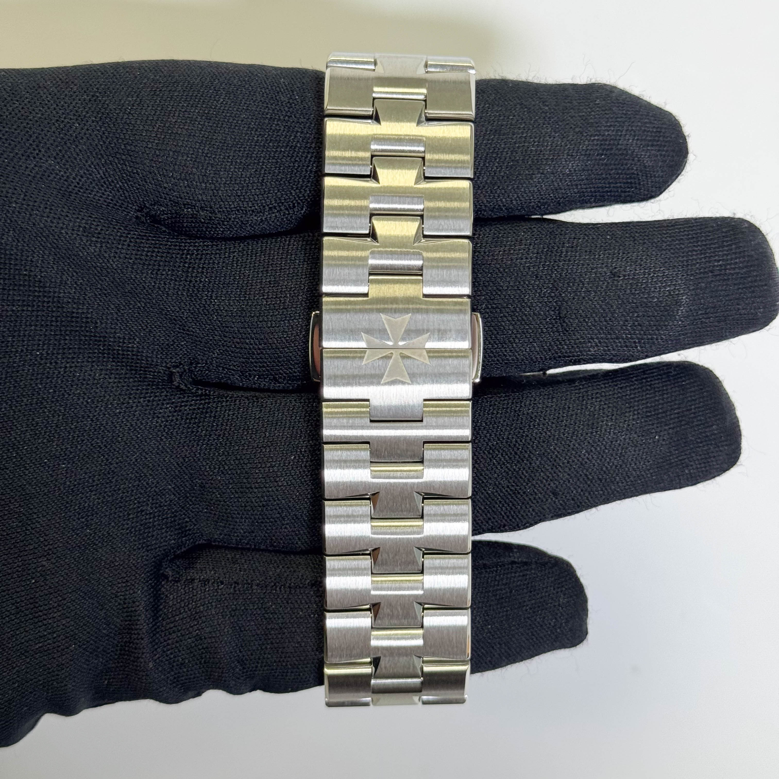 Vacheron Constantin Overseas 42.5mm White Dial Watch Ref# 5500V/110A-B686 - Happy Jewelers Fine Jewelry Lifetime Warranty