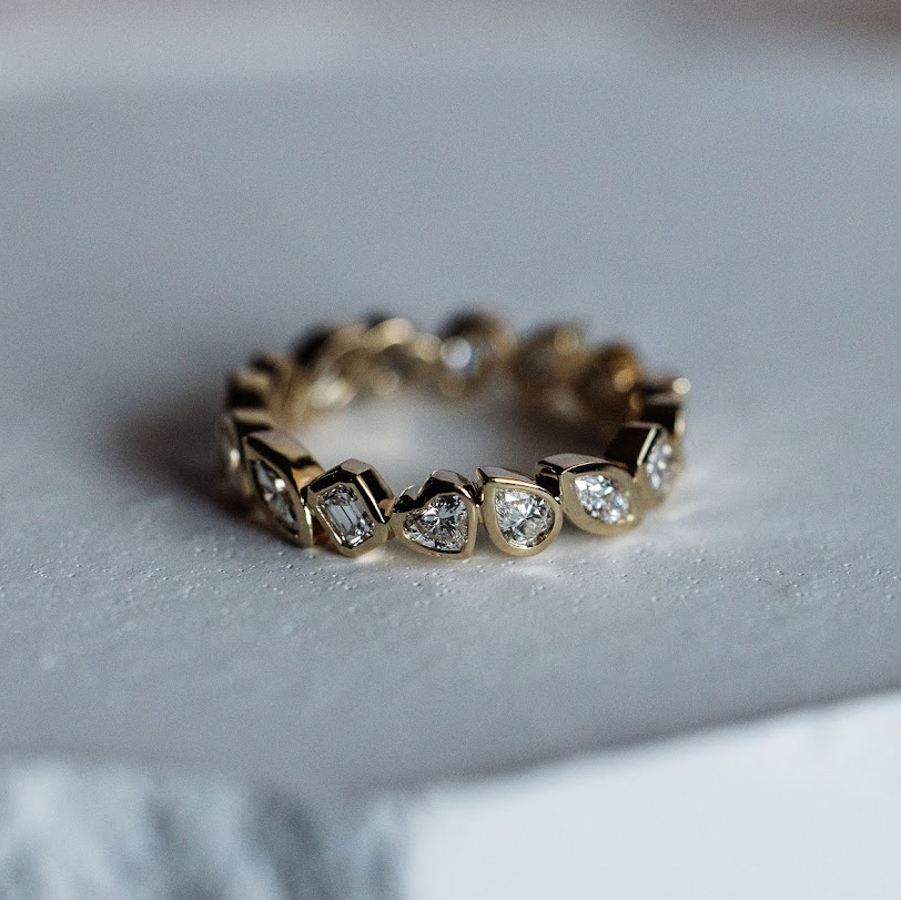 Eternity Band vs Wedding Band: What’s the Difference?