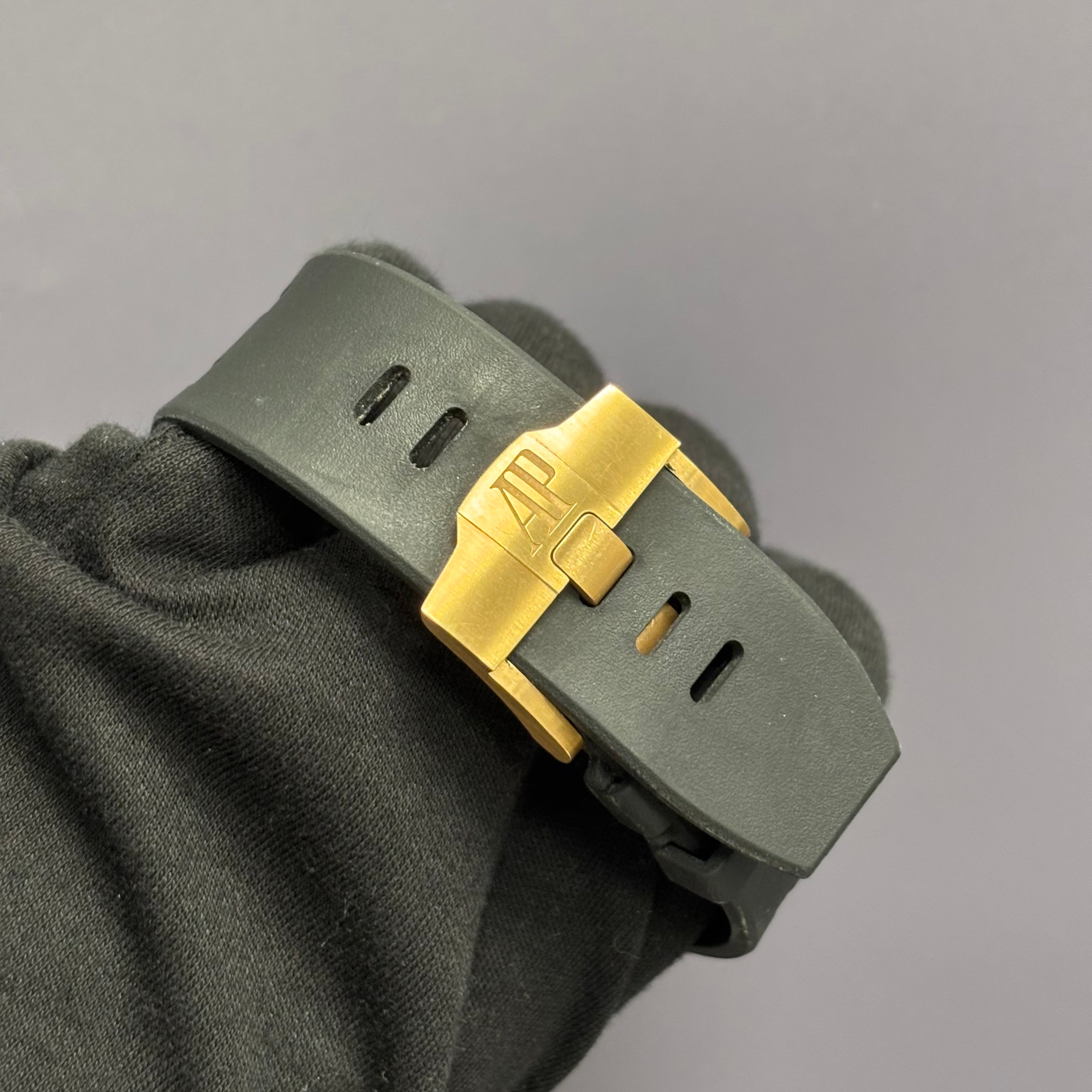 Audemars Piguet Royal Oak 44mm Black Dial Watch Ref# 26400RO.OO.A002CA.01 - Happy Jewelers Fine Jewelry Lifetime Warranty