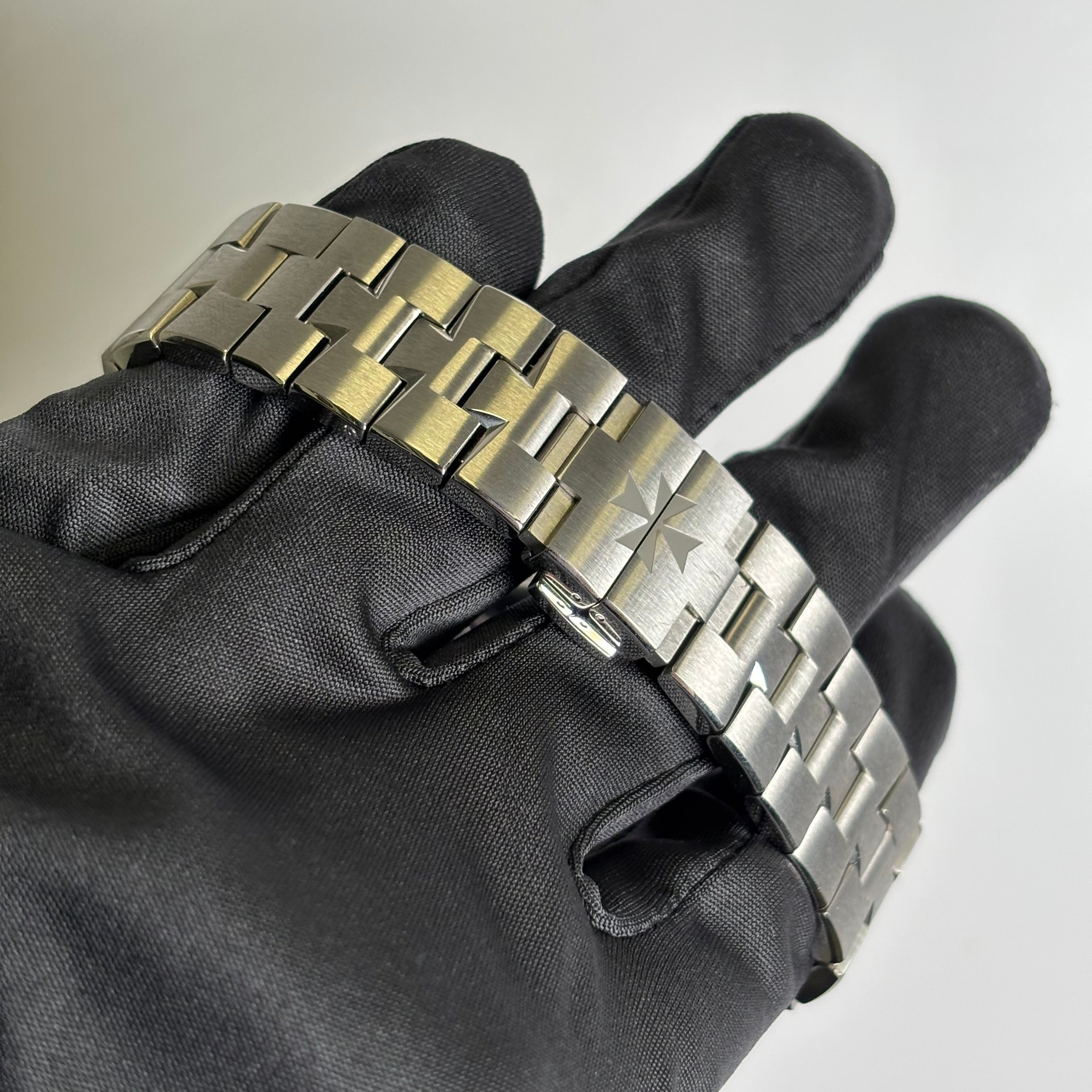 Vacheron Constantin Overseas 42.5mm Blue Dial Watch Ref# 7900V/110A-B334 - Happy Jewelers Fine Jewelry Lifetime Warranty