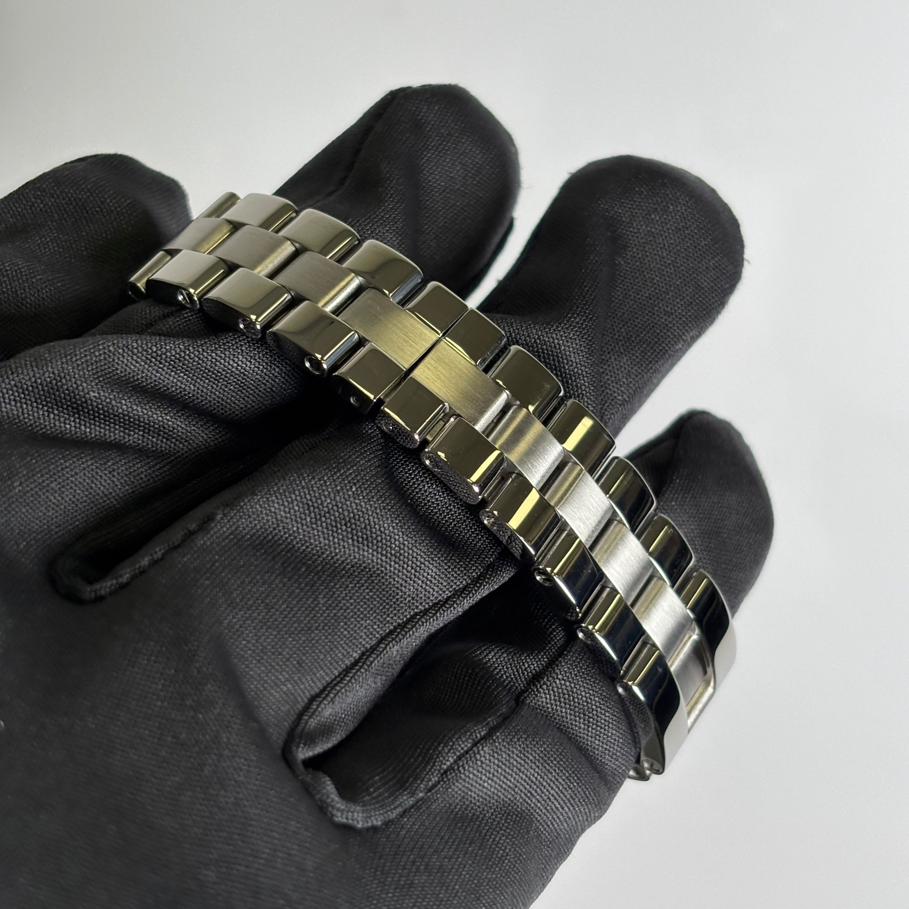 Cartier Roadster 31mm Silver Dial Watch Ref# W62016V3 - Happy Jewelers Fine Jewelry Lifetime Warranty