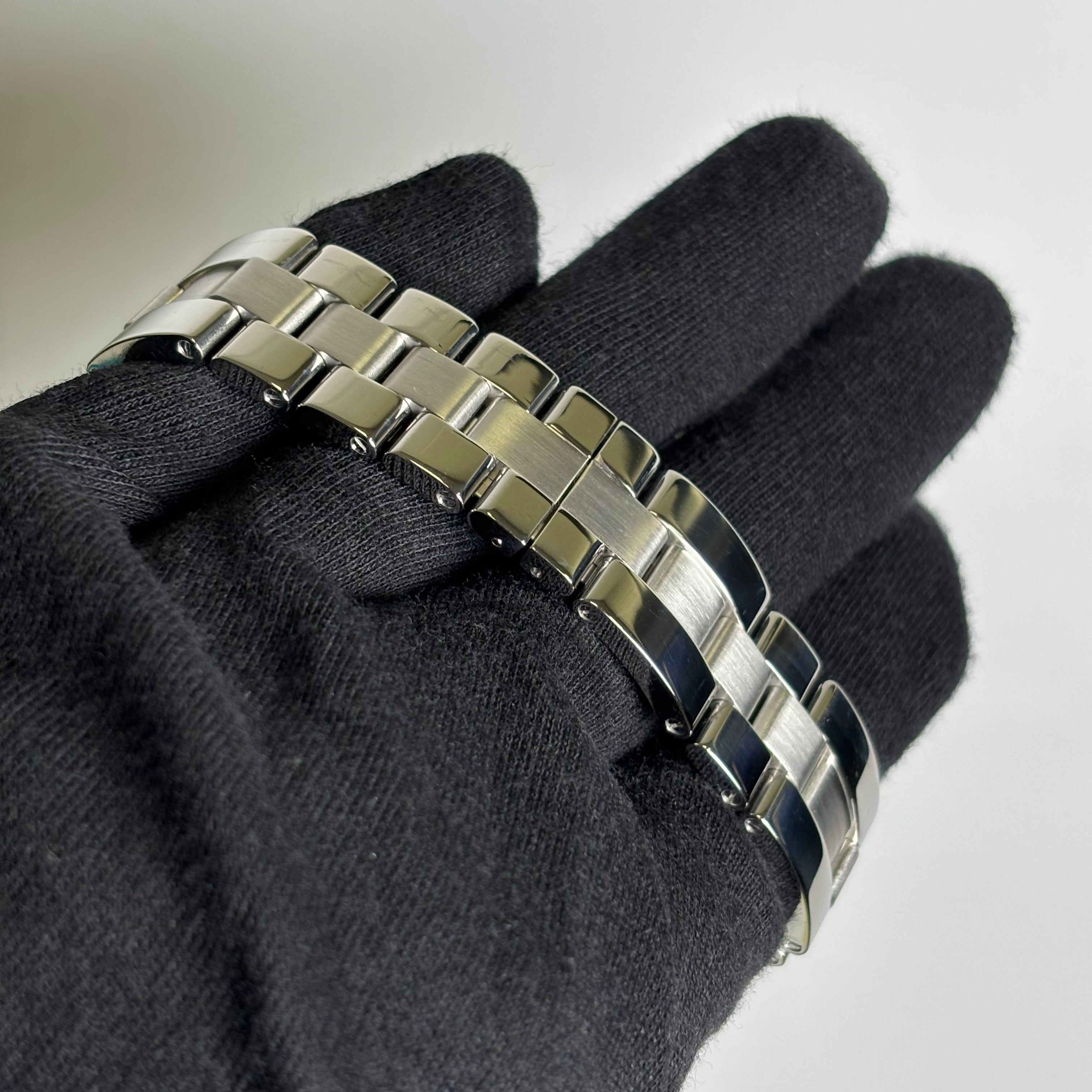 Cartier Roadster 35mm Silver Dial Watch Ref# W62025V3 - Happy Jewelers Fine Jewelry Lifetime Warranty