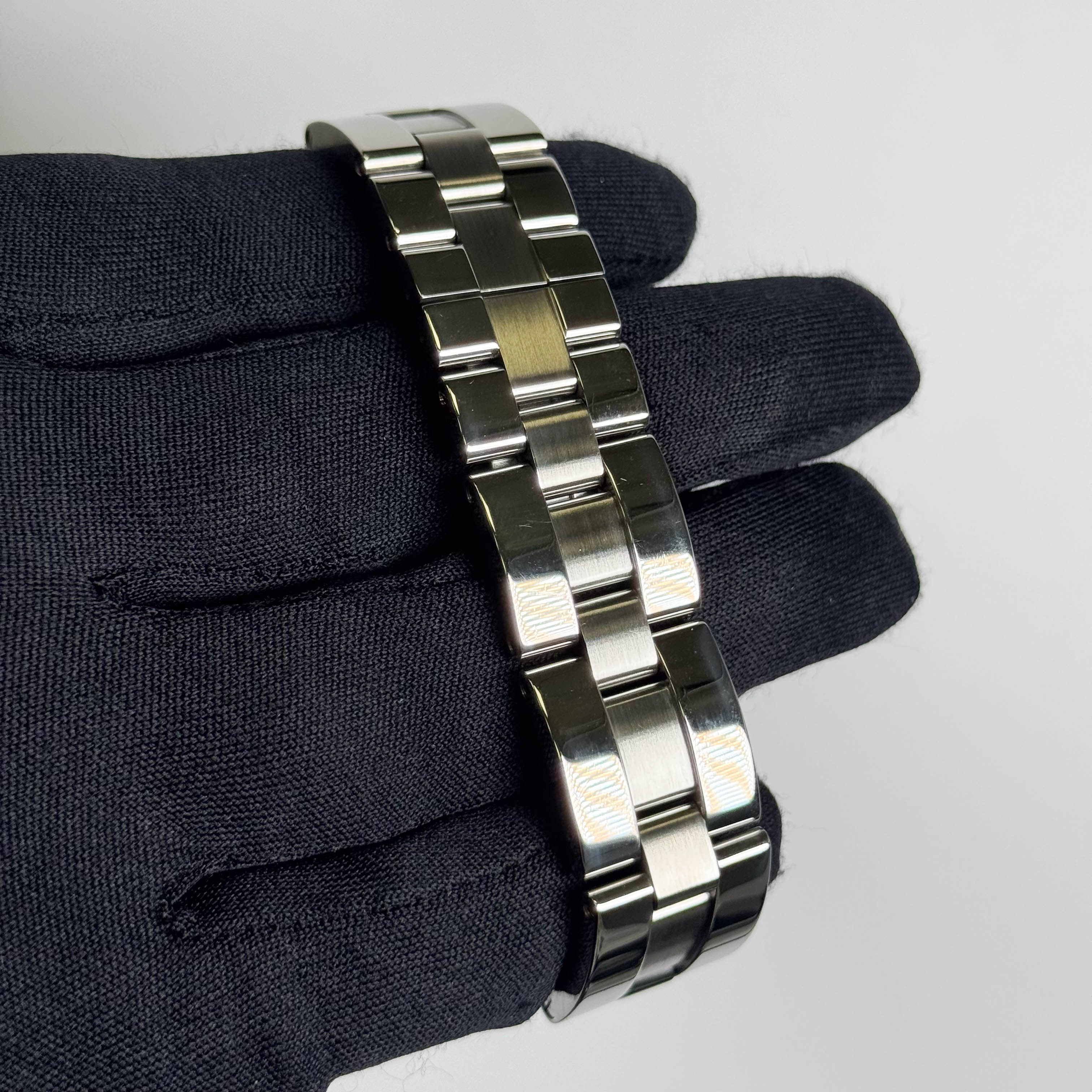 Cartier Roadster 35mm Silver Dial Watch Ref# W62025V3 - Happy Jewelers Fine Jewelry Lifetime Warranty