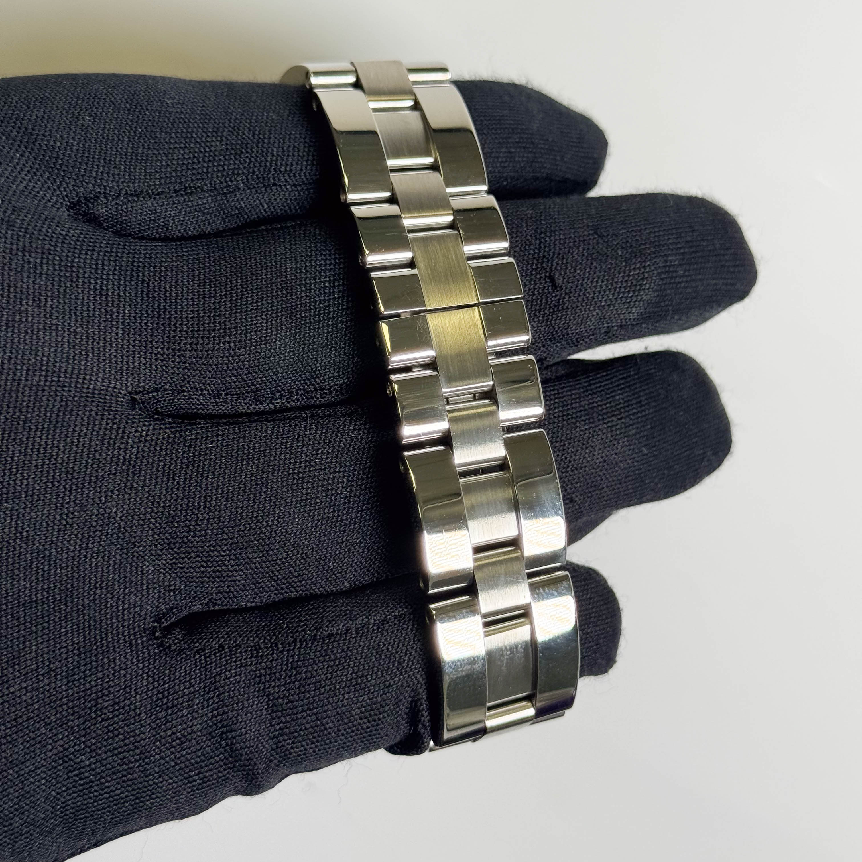 Cartier Roadster 35mm Silver Dial Watch Ref# W62025V3 - Happy Jewelers Fine Jewelry Lifetime Warranty