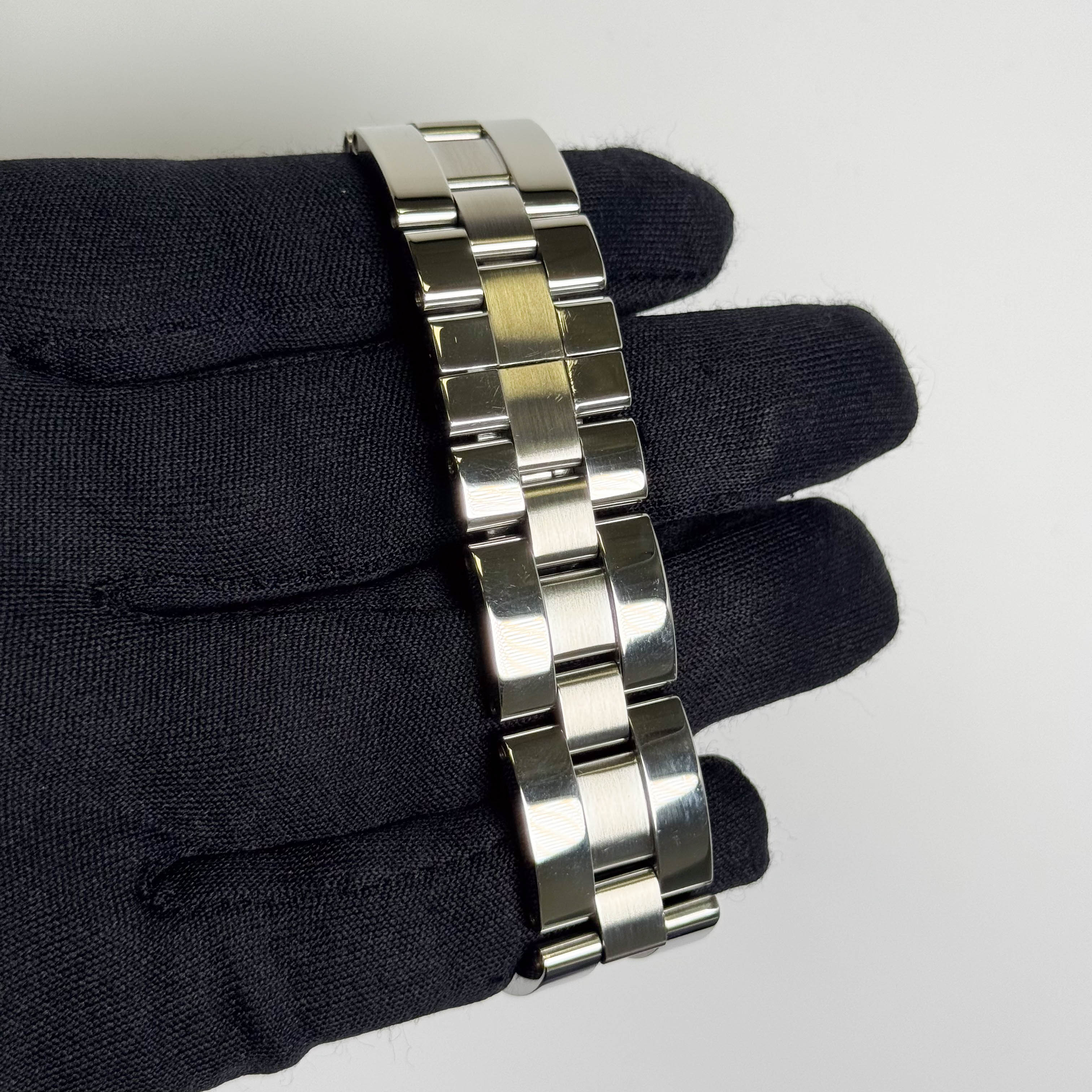 Cartier Roadster 35mm Silver Dial Watch Ref# W62025V3 - Happy Jewelers Fine Jewelry Lifetime Warranty