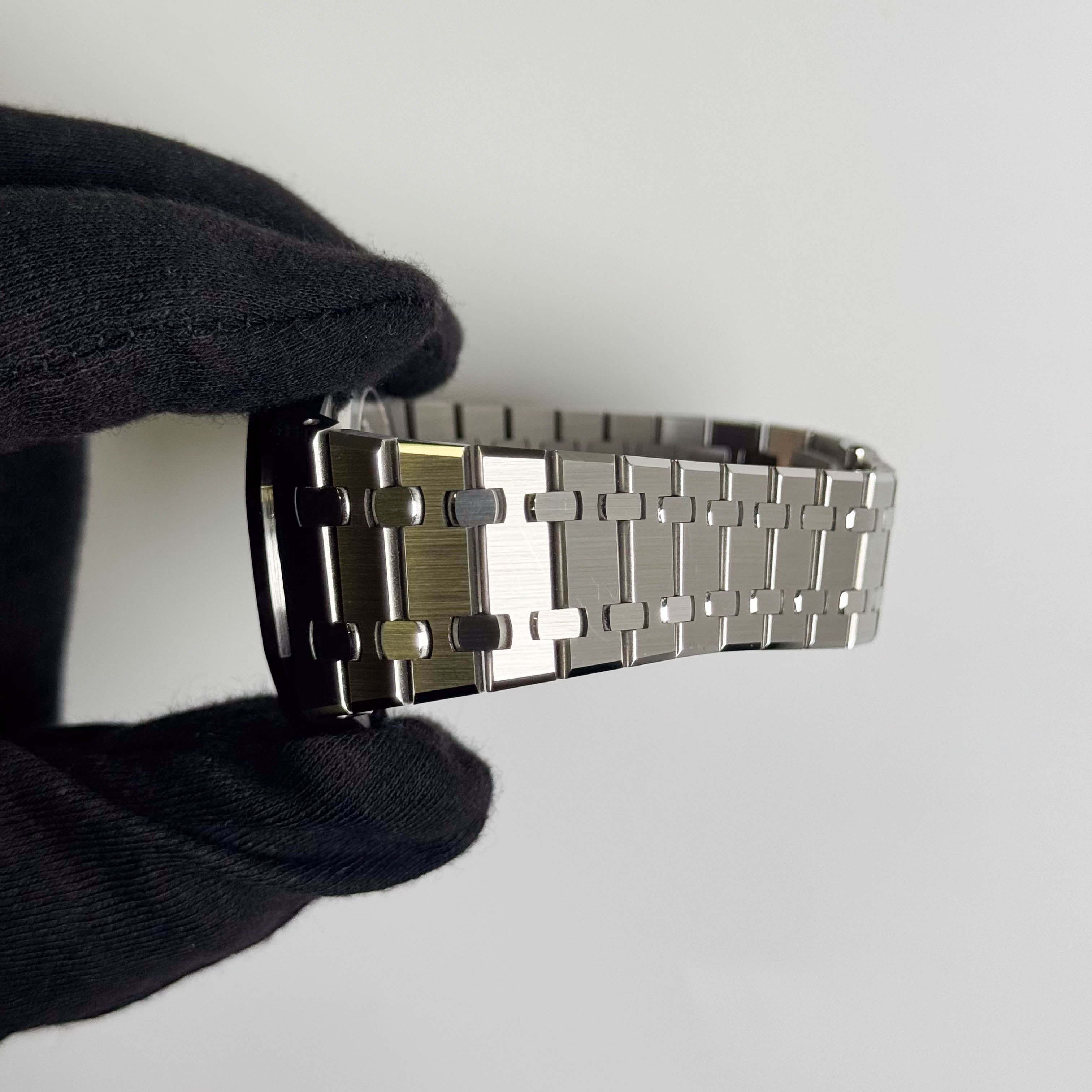 Audemars Piguet Royal Oak 41mm Silver Dial Watch Ref# 15500ST.OO.1220ST.04