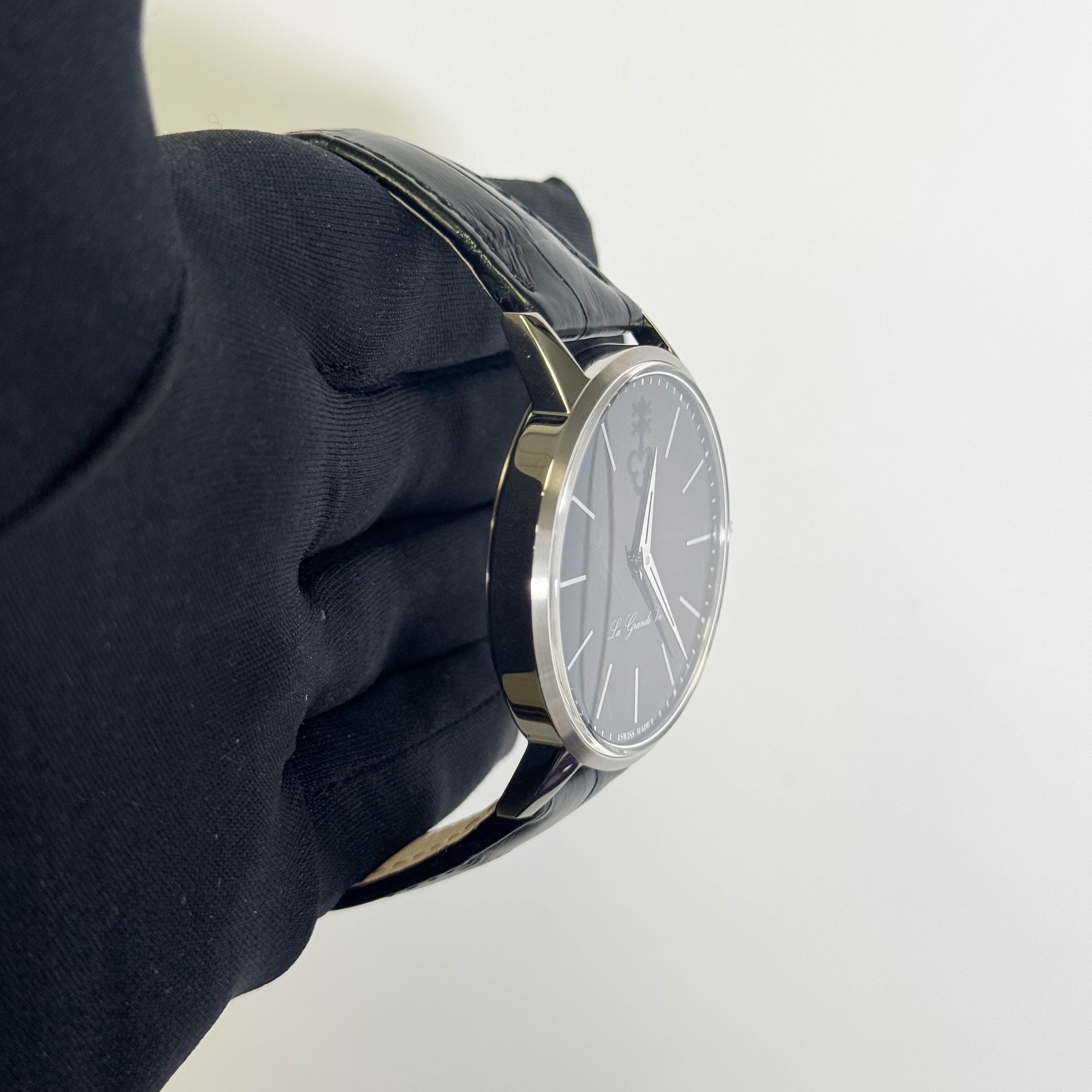 Corum Heritage 42mm Black Dial Watch Ref# 082.750.04/0F01