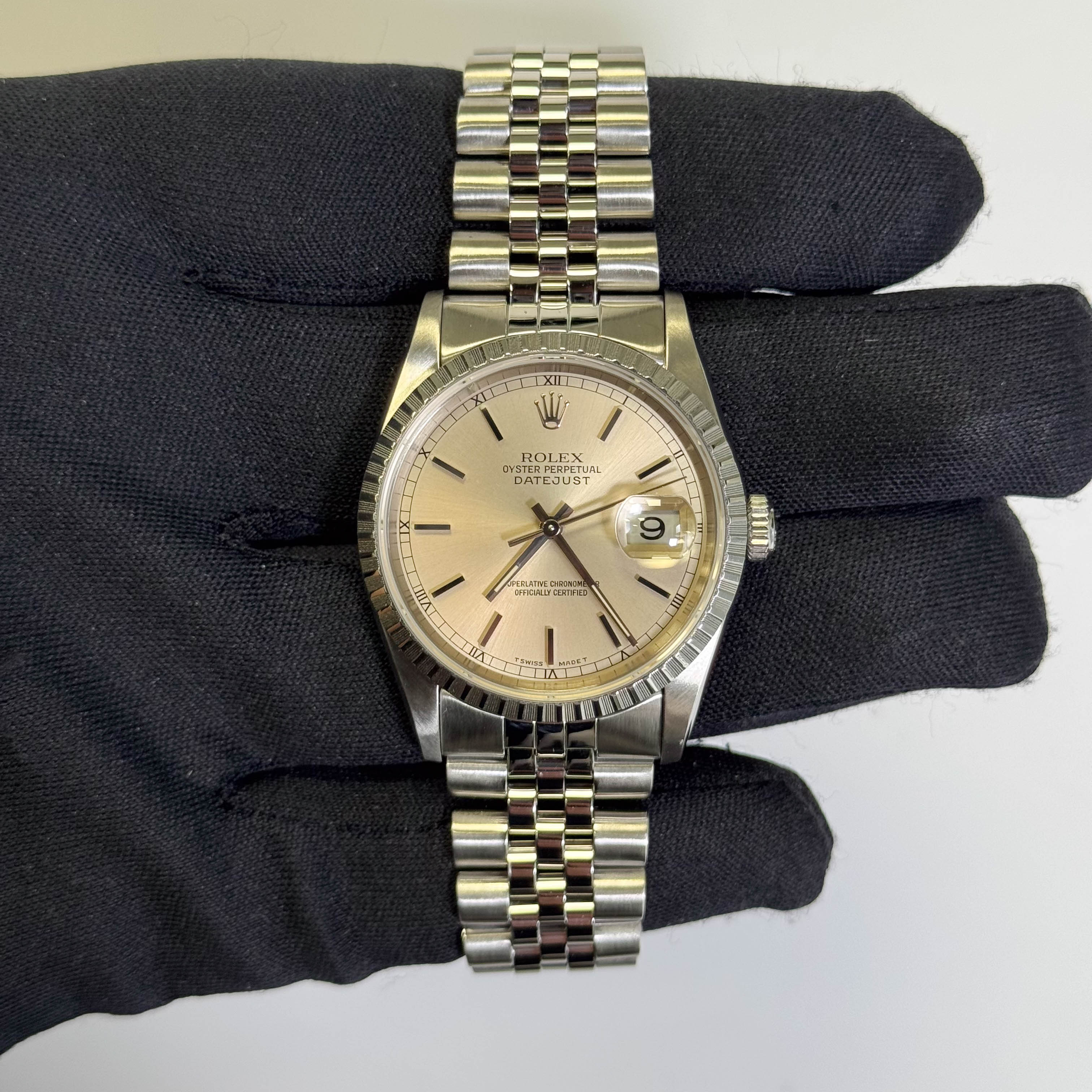しーま Rolex Datejust 16220 Engine-Turned Bezel Watch 36mm Silver Roman Dial