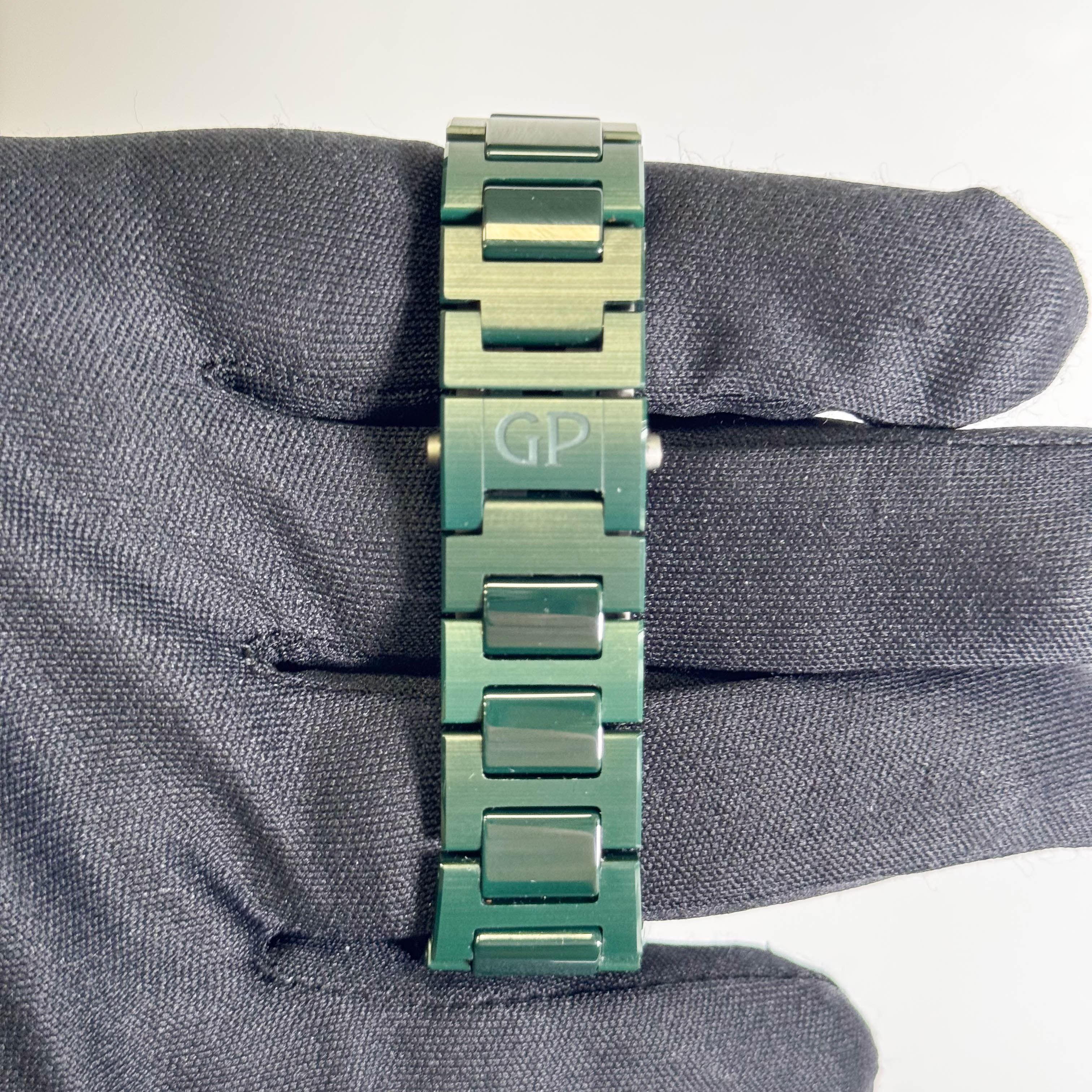 Girard Perregaux Laureato 38mm Green Dial Watch Ref# 81005-32-3080-1CX